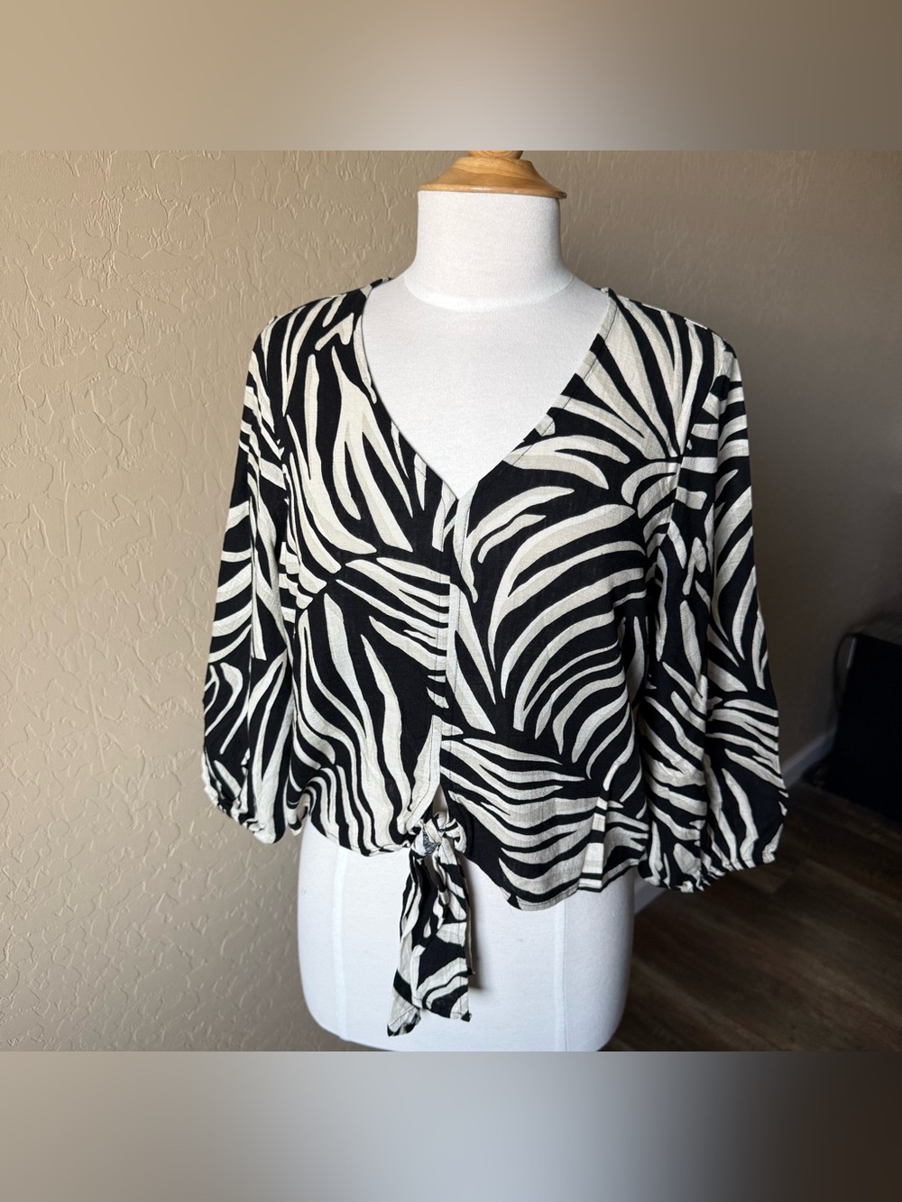 Nine West Abstract Black & White Tie-Front V-Neck Blouse - NWOT